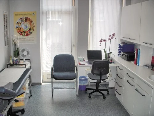 Behandlungsraum mit Liege und Arbeitsplatz
