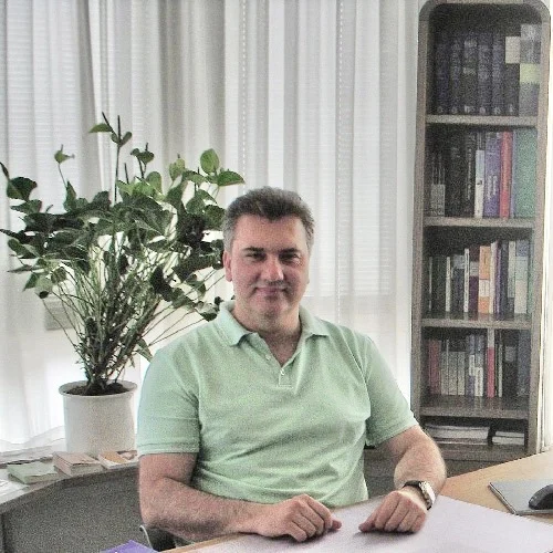 Dr. Suat Bilek an seinem Schreibtisch in der Praxis
