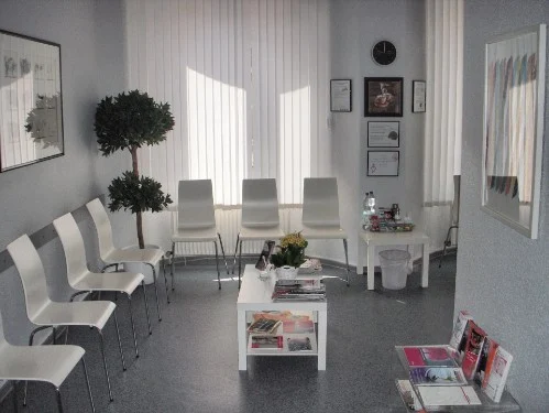 Helles Wartezimmer mit weißen Stühlen